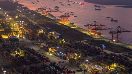 Panorámica del puerto de Tianjin en China, desde donde parte una nueva ruta hacia América Latina, el 4 de enero de 2024.