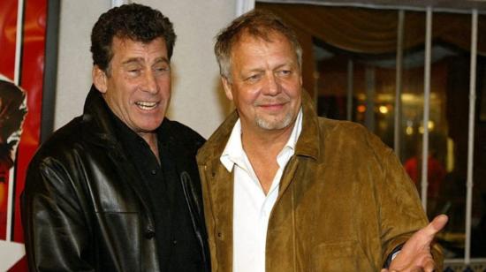 Los actores Paul Michael Glaser y David Soul (derecha) asisten al estreno de 'Starsky and Hutch' en Los Ángeles en 2004. 