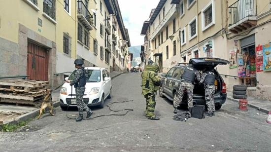 Personal de la Policía retirando el explosivo en las  calles Antonio Almeida y Eugenio de Santa Cruz, sector de La Marín, en Quito, el 5 de enero de 2024.