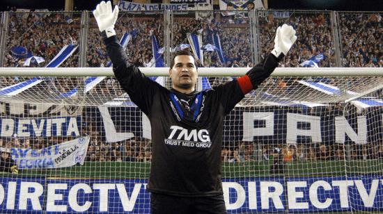 José Luis Chilavert saluda a los hinchas en el estadio de Vélez Sarsfield, en Buenos Aires, el 14 de noviembre de 2004.