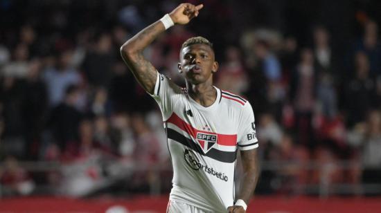 El defensor ecuatoriano de Sao Paulo, Robert Arboleda, celebra después de anotar su gol ante Liga de Quito en la Copa Sudamericana, el 31 de agosto de 2023.