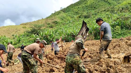 Militares buscan a una niña desaparecida por deslave en Tulcán el 4 de enero del 2024.