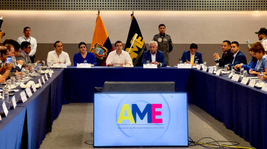 El presidente Daniel Noboa en una reunión con alcaldes en Portoviejo, Manabí.