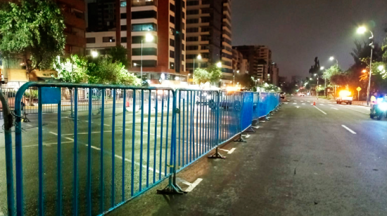 Vallas se colocaron en parqueaderos de la avenida de Los Shyris el 5 de enero del 2024.