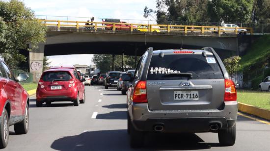 Vehículos atrapados en el tráfico de la Autopista General Rumiñahui, el 27 de diciembre de 2023.