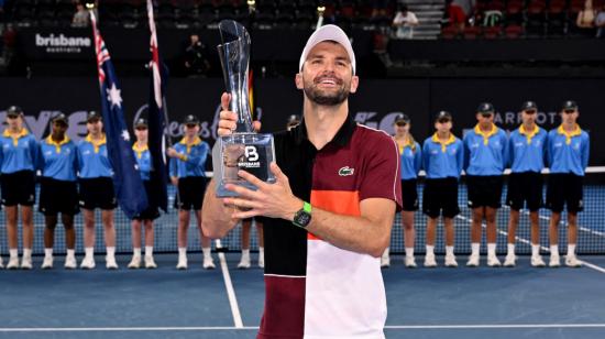 Grigor Dimitrov celebrando tras ser campeón en Brisbane, 7 de enero de 2024.