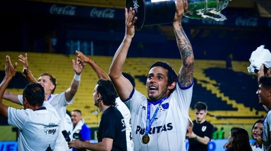 Marcelo Meli celebra con Liverpool de Uruguay su corona.