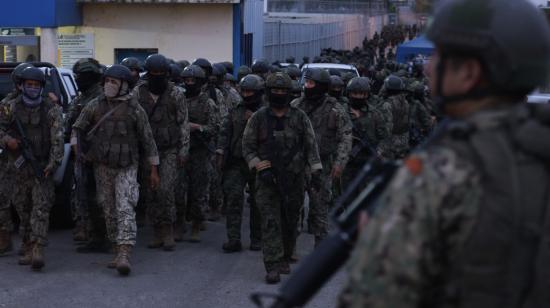 Policía Nacional y Fuerzas Armadas en el Centro de Privación de Libertad Zonal 8, en Guayaquil.