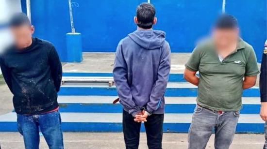 Imagen referencial de tres sujetos detenidos en un operativo policial en Los Ríos, el 7 de enero de 2024.