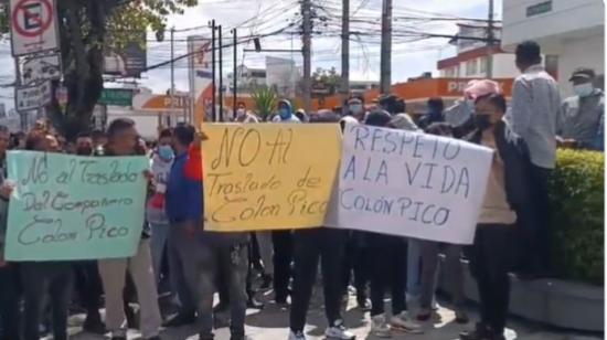 Ciudadanos hicieron un plantón en los exteriores del SNAI, en Quito, el 8 de enero de 2024.