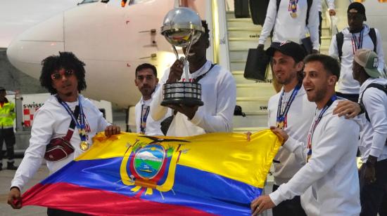 Jugadores de Liga con el trofeo de la Copa Sudamericana, 29 de octubre de 2023.