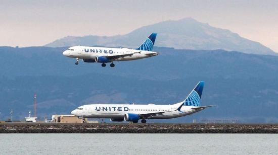 Imagen referencial de dos aviones de United Airlines, diciembre de 2023.