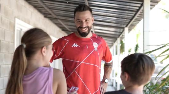 Galíndez, junto a otros dos niños, fue el protagonista del video de su presentación, el 8 de enero de 2024.