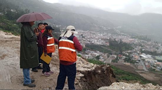 Técnicos recorren una zona propensa a deslaves en el cantón Alausí en enero del 2024.