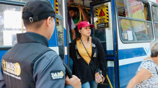 Imagen referencial de pasajeros en la Metrovía, diciembre de 2023. Pasajes.