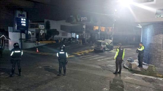 Un carro incendiado en una gasolinera del sur de Quito el 8 de enero del 2024.