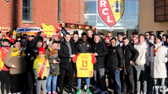 Jhoanner Chávez posa junto a los hinchas del Lens, el día de su presentación, el 9 de enero de 2024.