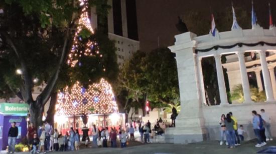 Personas recorren el Malecón 2000, en el centro de Guayaquil. Diciembre de 2023. 