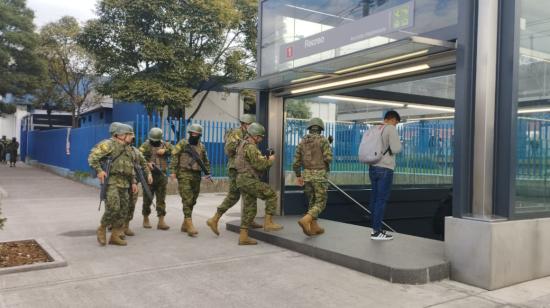 Militares ingresan a la estación El Recreo, el 9 de enero de 2024.