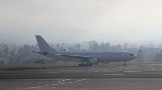 Imagen referencial. Un avión llega el Aeropuerto Mariscal Sucre, de Quito, en octubre de 2023.