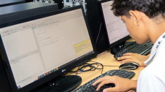 Imagen referencial de un estudiante usando una computadora.