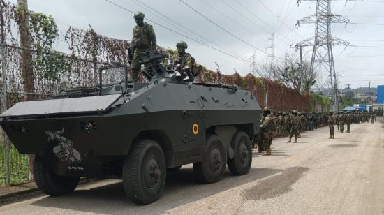 Militares custodian el complejo carcelario de Guayaquil, en el primer día de estado de excepción, este 9 de enero de 2024.