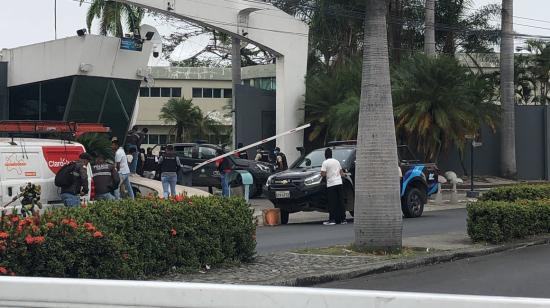 Policías en los exteriores del canal de televisión TC, en Guayaquil, el 9 de enero de 2024.