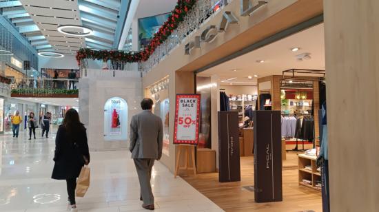 Clientes de paseo en el centro comercial Quicentro Shopping, en el centro norte de Quito, diciembre de 2023. Imagen referencial. 