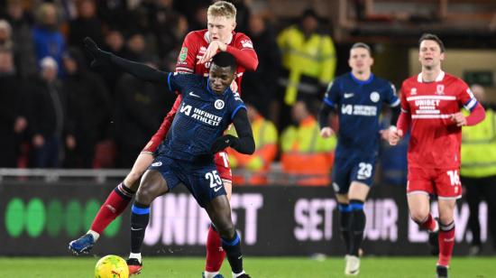 El ecuatoriano Moisés Caicedo cubre una pelota en un partido entre Chelsea y Middlesbrough, el 9 de enero de 2024.