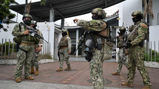 Militares en los exteriores de TC Televisión, el 9 de enero de 2024.