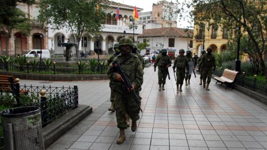 Imagen referencial de un grupo de militares en un parque de Cuenca, tras la declaratoria de emergencia del Ejecutivo, el 9 de enero de 2024.