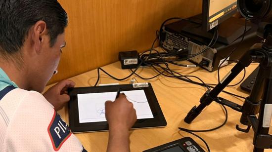 Un hombre en el registro civil en Pichincha, en noviembre de 2023.