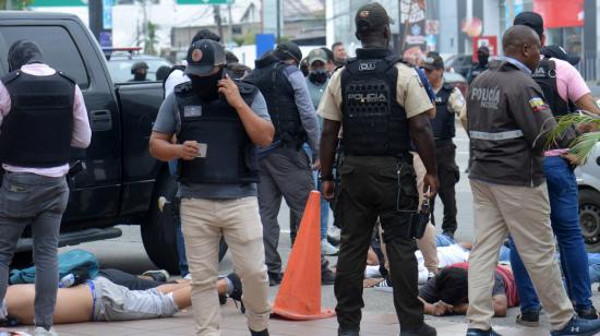 Momentos en que policías detienen a los sujetos que atentaron contra empleados de un canal de televisión, en Guayaquil, el 9 de enero de 2024.