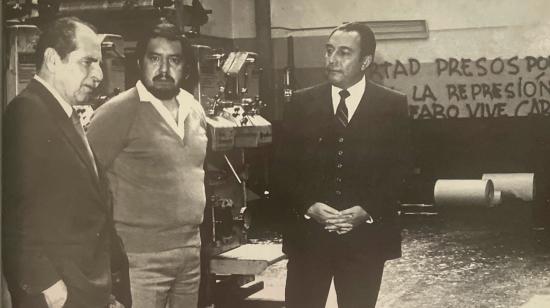 Luis Robles, ministro de Gobierno; Benjamín Ortiz, director de Hoy, y una autoridad no identificada, al día siguiente de la irrupción de AVC en el diario, en 1984.