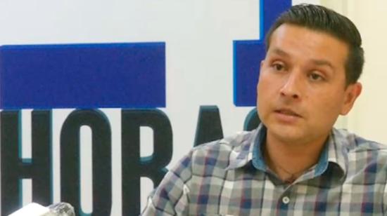 El policía Santiago Olmedo en entrevista con Teleamazonas, en 2021.