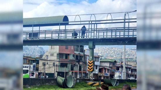 Miembros de la Policía en el puente peatonal de la avenida Panamericana, en el norte de Quito, el 10 de enero de 2024.