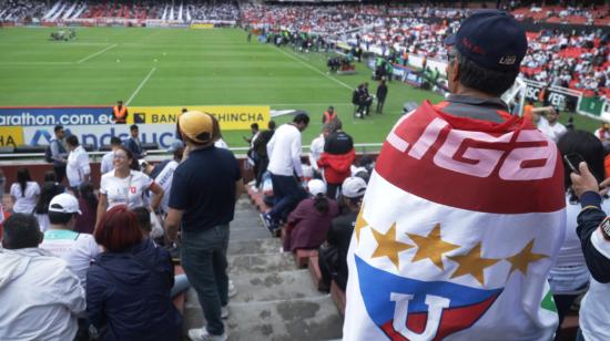 Hinchas de Liga de Quito en el estadio Rodrigo Paz Delgado, el 18 de diciembre de 2023.