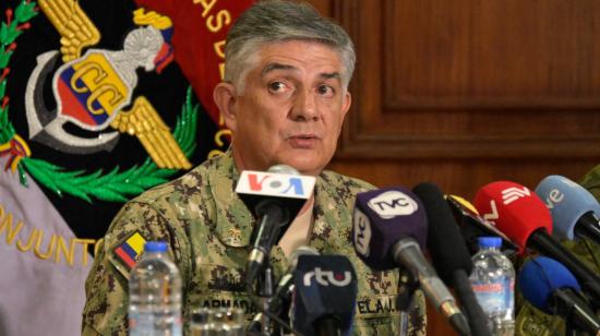 El jefe del comando conjunto de las FF.AA., Jaime Vela, durante la rueda de prensa sobre los resultados del estado de emergencia, Quito, 10 de enero de 2024.