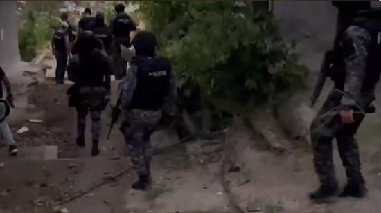 Un grupo de policías en un operativo en Esmeraldas en enero del 2024.