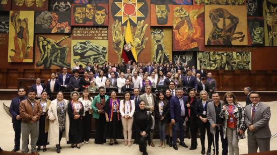 En muestra de unidad, asambleístas de distintas bancadas posaron en sala de sesiones del Pleno el 10 de enero del 2024. 