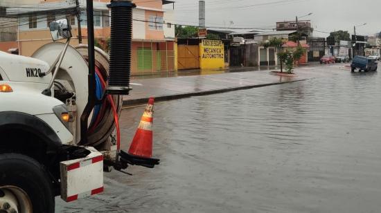 La avenida 25 de Julio y Péndola inundada por las lluvias del 10 y 11 de enero en Guayaquil.