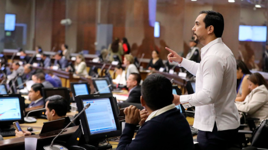 Asambleísta Jonathan Parra, presidente de la Comisión de Relaciones Internacionales, en el debate del acuerdo con China en el Pleno de la Asamblea, 11 de enero de 2023. 