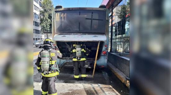 Incendio de una unidad de Trolebús, en Quito, el 11 de enero de 2024.