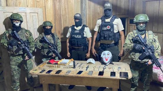 Tres militares y dos policías junto a las evidencias incautadas en una vivienda en Muisne, Esmeraldas, el 11 de enero de 2024.