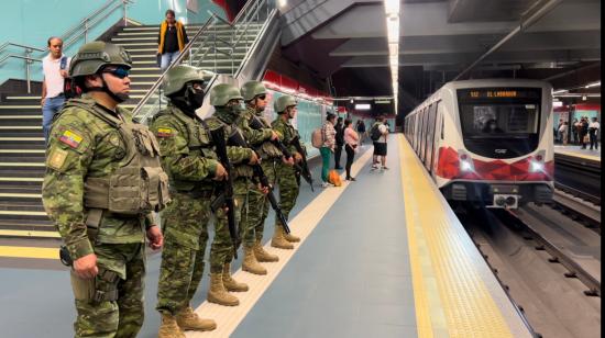 Militares brindan seguridad en el Metro de Quito, el 9 de enero de 2024.