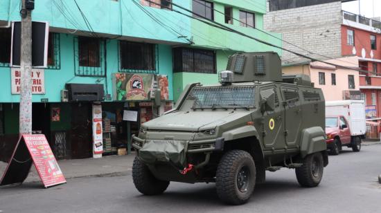 Una tanqueta militar recorre el sector de La Bota, en el norte de Quito, este 11 de enero de 2024.