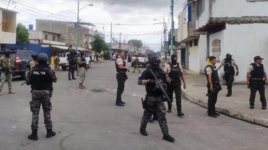 Foto refereMilitares y policías en un operativo en Machala el 11 de enero del 2024.