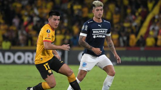 Gabriel Villamil pelea una pelota con Fernando Gaibor, en un partido de Copa Libertadores, el 19 de abril de 2023. 