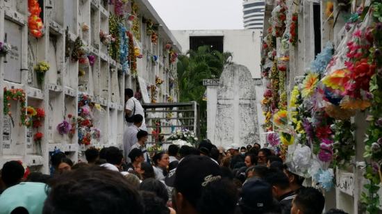 Sepelio de Robert Joel Guerreo Macías, de 22 años, asesinado la madrugada del 1 de enero de 2024 en el suroeste de Guayaquil, en circunstancias sin esclarecer. 