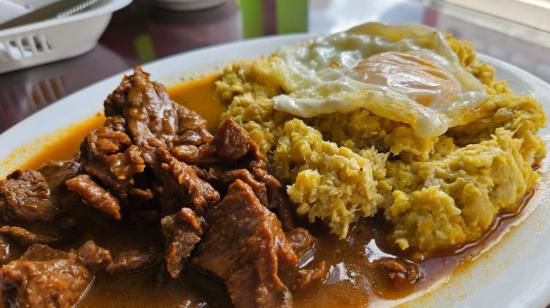 Tigrillo con bistec de carne del restaurante Rincón Orense, en Quito.